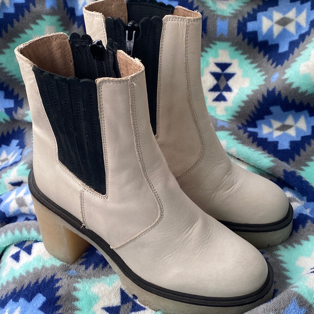 Free People Leather Chelsea Cream and Black Heeled Boots Size 36 (6) Luxury Fall
